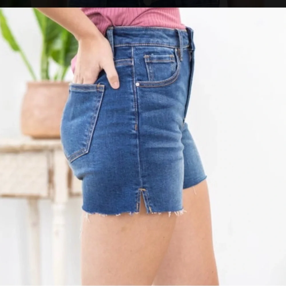 Women’s Risen Denim jean shorts - Picture 7 of 8